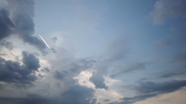 Nuvens de lapso temporal. A nuvem inchada está a mover-se. Branco lightnes nuvens lapso de tempo — Vídeo de Stock