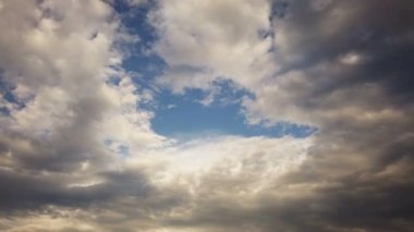 Gün batımında destansı tropikal bulutlar. 4K UHD Zaman Çizelgesi