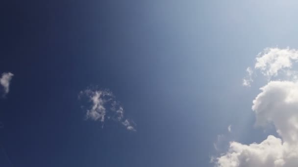 Eenzame cirruswolken in de blauwe lucht — Stockvideo