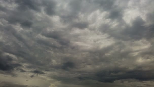 Tijdsverloop storm komt eraan. Dramatische regenwolken naderen de heuvel — Stockvideo