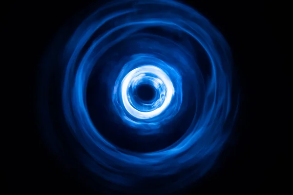 어두운 곳에서 보이는 푸른 빛으로 어두운 곳에서 들려오는 음파 — 스톡 사진