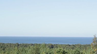 Curonian Spit sonbahar günü içinde genel bakış. Yüksek ormanlar ve mavi deniz.