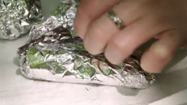 女の子は ホイルを繰り広げられる ソーセージ ピクニック — ストック動画