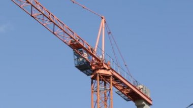 Mavi gökyüzü karşı bir inşaat alanında çalışan inşaat vinç