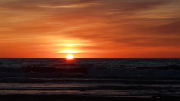 美丽明亮的日落在波罗的海 太阳几乎设置 — 图库视频影像