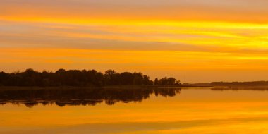 pitoresk akşam su manzara. güzel turuncu romantik gün batımı göl suya yansıyan