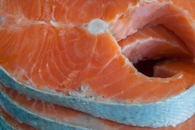 Biftek çiğ kırmızı balık yığını. yakın çekim. yukarıdan aşağı görünüme