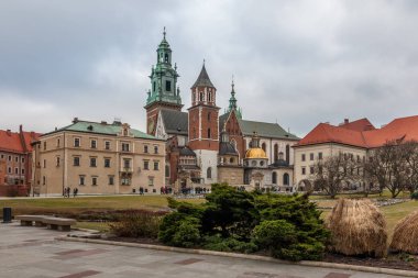 Krakow, Polonya - 29 Aralık 2016: bir görünümden Kraliyet Wawel Castle courtyard Wawel Katedrali St Stanislaus ve Vaclav kış bulutlu havalarda