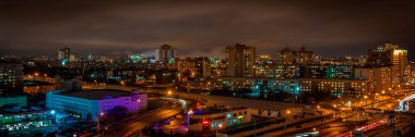 Cityscape. güzel akşam kenti. bir büyük yerleşim bölgesinde modern bir metropol. bulutlu hava