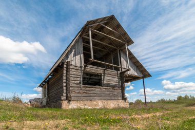 Yalnız harap eski terk edilmiş tamamlanmamış ahşap ev güzel bir mavi gökyüzü karşı