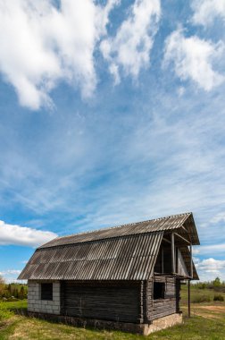 Yalnız harap eski terk edilmiş tamamlanmamış ahşap ev güzel bir mavi gökyüzü karşı
