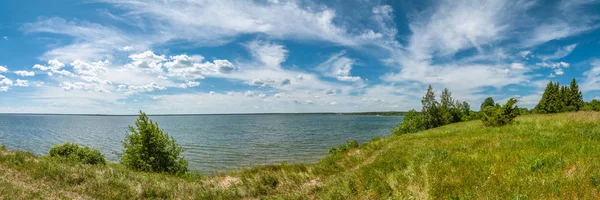 Een Pittoreske Zomer Landschap Panoramisch Uitzicht Het Meer Onder Een — Stockfoto