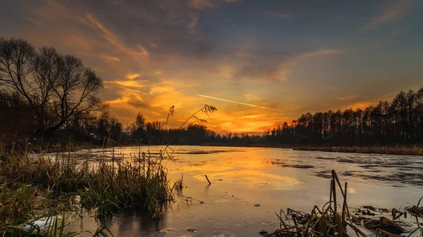 Malerische Winterabendlandschaft Schöne Aussicht Auf Den Zugefrorenen See Unter Dem — Stockfoto