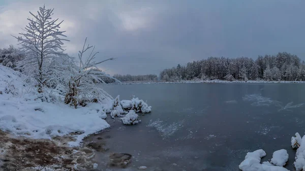 Pejzaż Zimowy Wieczór Piękny Widok Wybrzeżu Rzeki Zamrożony — Zdjęcie stockowe