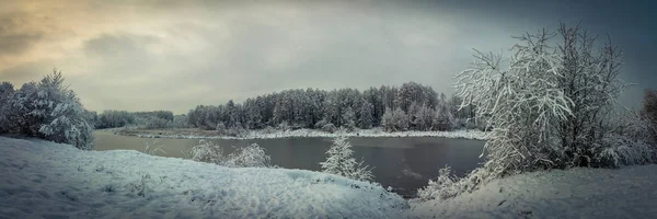 Festői Este Téli Táj Gyönyörű Panorámával Havas Dombos Tengerpart Parti — Stock Fotó