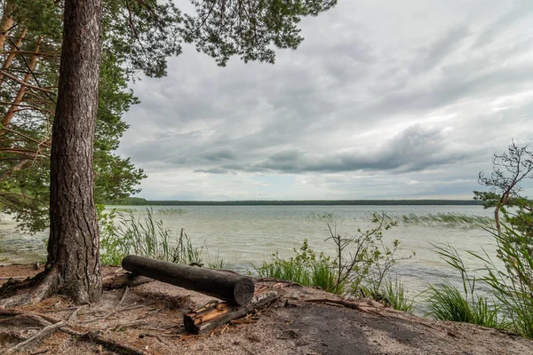 Deniz kenarı günlükleri tezgah bir ısmarlayarak dramatik bir bulutlu gökyüzü altında Gölü ile. yaz