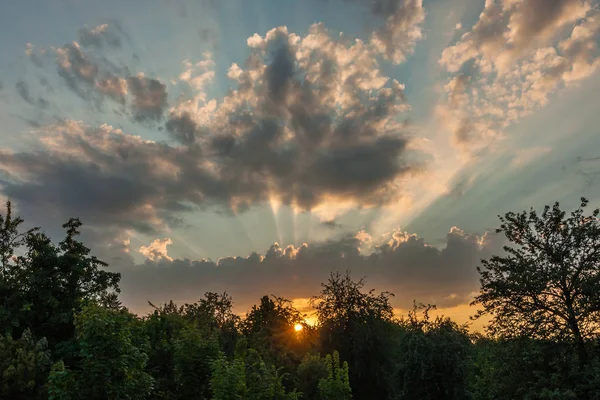 Pittoreske Zomer Zonsondergang Zonnestralen Verlicht Prachtig Lage Wolken — Stockfoto