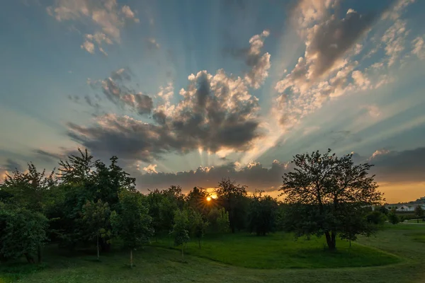 Malerischer Sommersonnenuntergang Sonnenstrahlen Erhellen Die Niedrigen Wolken Wunderschön — Stockfoto