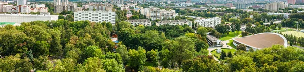 Красивий Панорамний Вид Місто Зеленим Парком Передньому Плані — стокове фото