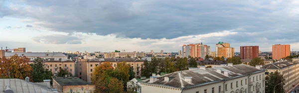 Красивий Панорамний Вид Місто Старими Сучасними Будівлями Дахами Будинків Під — стокове фото