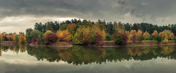 Gyönyörű Színes Őszi Festői Panorámával Városi Park Többszínű Fák Tükröződik — Stock Fotó