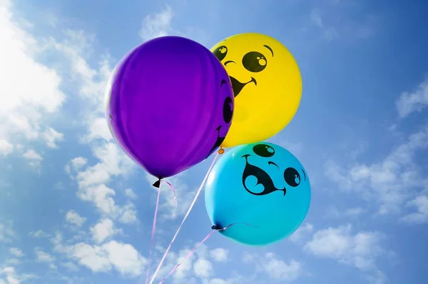 Fröhlich Lächelnde Luftballons Vor Dem Hintergrund Der Frühlingshaften Blauen — Stockfoto