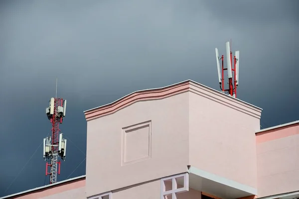 Gri Gökyüzünün Arka Planı Bir Binanın Çatısında Mobil Iletişimin Antenler — Stok fotoğraf