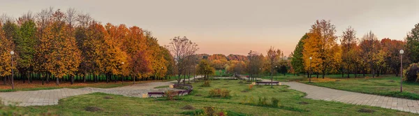 Altın Sonbahar. güzel panoramik görünümüne Hill akşam sonbahar Şehir Parkı dinlenme akşam alacakaranlık ılık ışık
