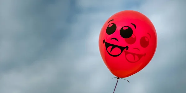 Roter Luftballon Mit Einem Lächeln Gegen Den Blauen Bewölkten Himmel — Stockfoto