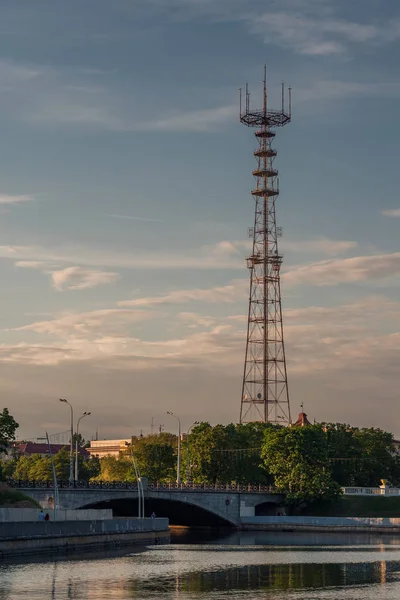 Visão noturna da torre de televisão de Minsk Gorky Park — Fotografia de Stock