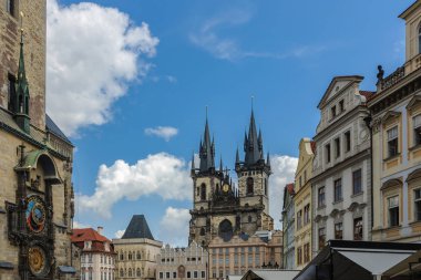 Prag, Çek Cumhuriyeti - 21.Ağustos 2019: Prag'ın tarihi merkezi. Staromestske namesti. Kostel Panny Marie Tynem'e yatkın. Eski Şehir Meydanı. St. Mary Katolik Kilisesi'nin girişinden görünümü
