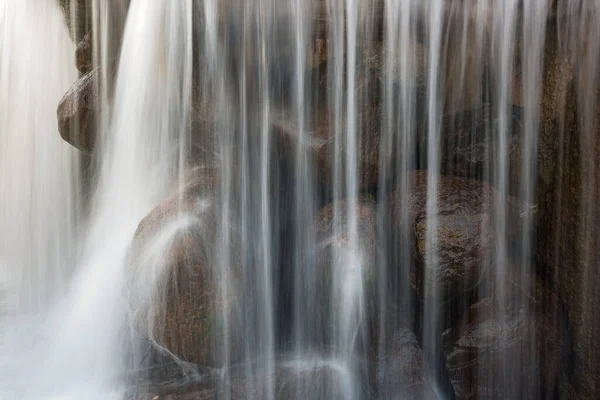 Fragmento Uma Bela Cachoeira Com Grandes Pedras Velhas Fluxos Embaçados — Fotografia de Stock