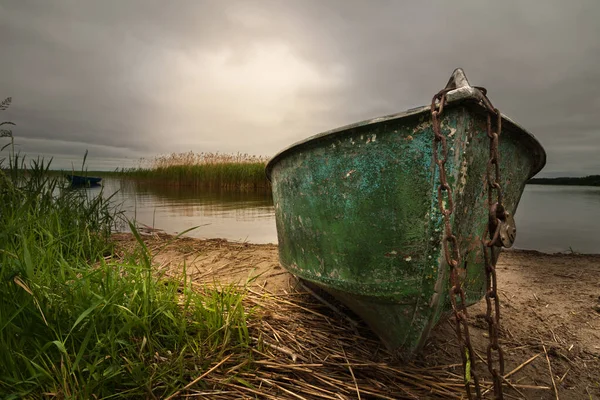 Oude Armoedige Visserij Groene Boot Aan Een Ketting Het Meer — Stockfoto
