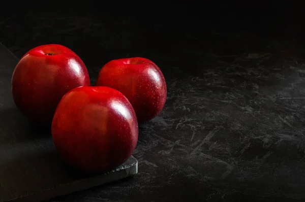 Three Red Ripe Apples Lie Stone Board Black Concrete Surface — Stock Photo, Image