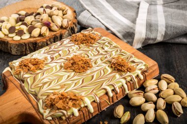 Beyaz Çikolatalı Pistachio Krepi, Beyaz Çikolatalı Çikolata ve Tahta Tahta Tahta Kurulunda Tahta Kırıntıları