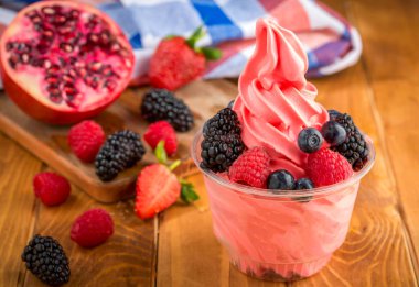 Çilekli dondurma fincanı, ahududu, dudu ve nar aromalı tatlı ikram.