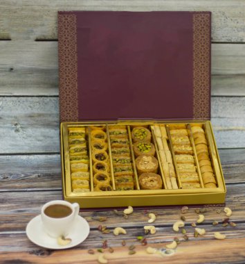 Baklava ve Pastayı Hediye Kutusunda Karıştırdım ve Orta Doğu tatlısının Kahve Tarafından Baktım