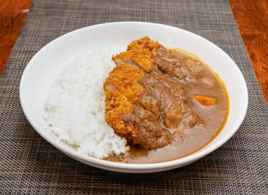 Japon Tavuğu Katsu köri ve pilav. Beyaz tabakta. Asya mutfağının yanında izole edilmiş.