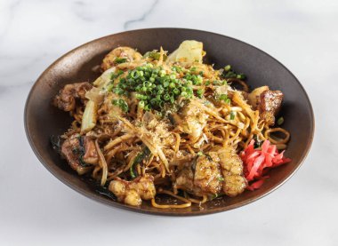 Japon usulü kızarmış erişteli lahana ve turşu turşulu zencefil Japon yemeği.