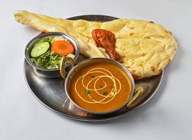 Hint yemeği seti: Nan, Tandoori Tavuk, Dal ve Salata Pakistanlı kuzenin beyaz arka plan manzaralı thali yemeklerinde servis edilir.