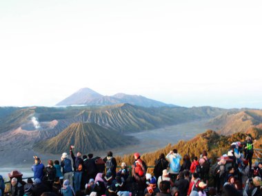 Turistler doğumda Mount Bromo Vadisi manzarasının keyfini, Doğu Java, Endonezya