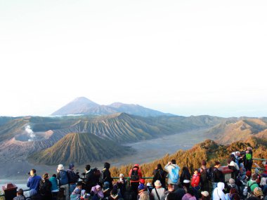 Turistler doğumda Mount Bromo Vadisi manzarasının keyfini, Doğu Java, Endonezya