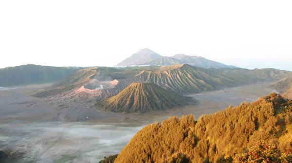 インドネシア東ジャワ州 Landscapev の日の出ブロモ火山 — ストック写真