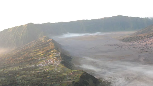 ブロモ Tengger スメル国立公園は インドネシア 東ジャワのブロモ山で Cemoro ラワン村 — ストック写真