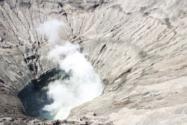 Bromo Tengger 'daki Bromo volkanı krateri Semeru Ulusal Parkı, Doğu Java, Endonezya