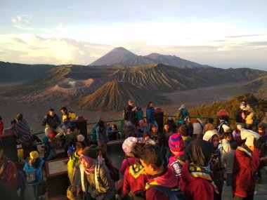 Turistler doğumda Mount Bromo Vadisi manzarasının keyfini, Doğu Java, Endonezya