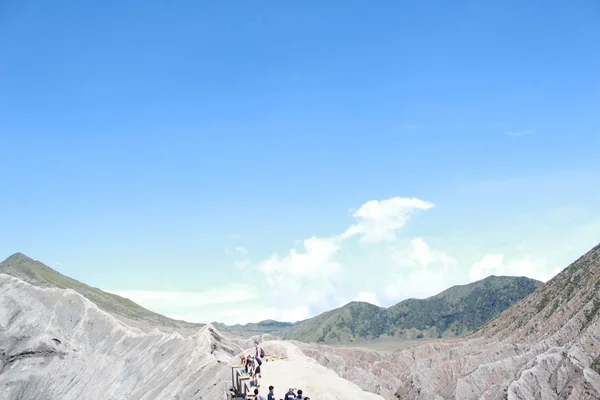 Turisti Cratere Del Monte Bromo All Alba Nel Parco Nazionale — Foto Stock