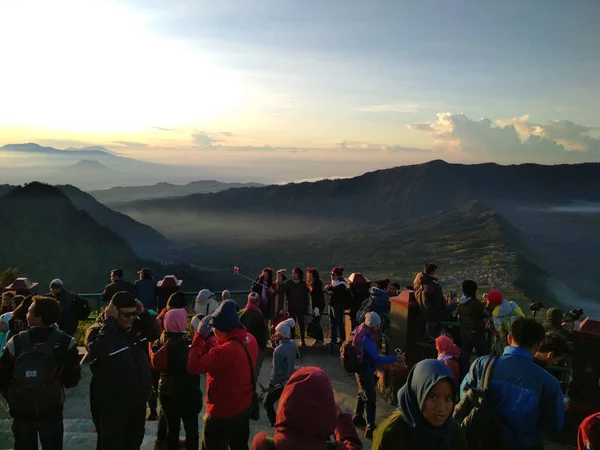 Wisatawan Menikmati Pemandangan Lembah Gunung Bromo Saat Matahari Terbit Jawa — Stok Foto