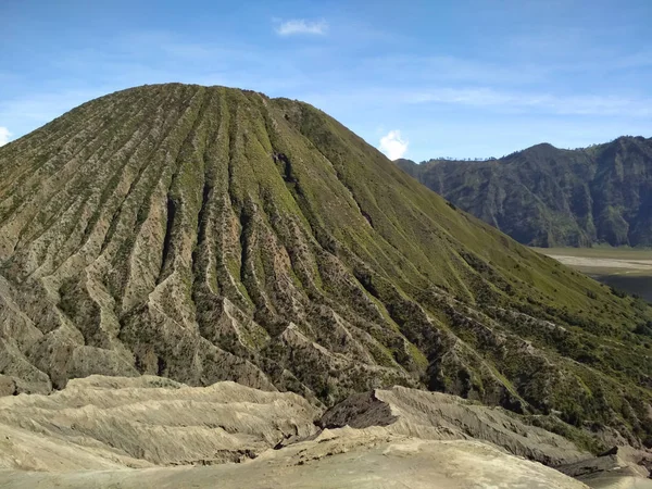 Kawah ブロモ山 ブロモ山は 活火山やインドネシア東ジャワ州の Tengger の山塊の一部 — ストック写真