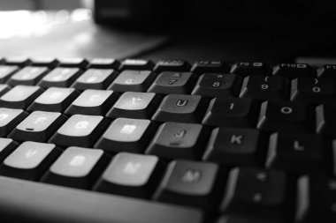 Bilgisayar klavye siyah beyaz stiliyle closeup